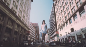 Leia mais sobre o artigo Lana Del Rey vira uma gigante nas ruas de Los Angeles no clipe de ‘Doin Time’; veja