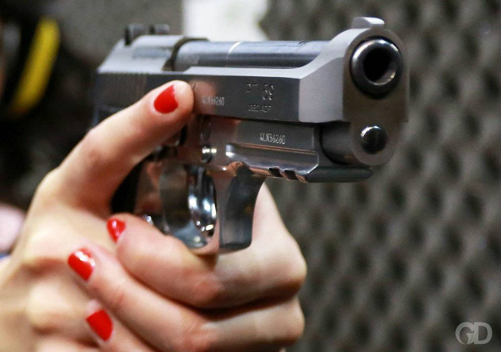 No momento, você está visualizando Deputada defende porte de arma para mulheres sob medida protetiva