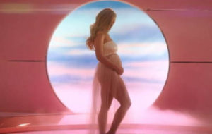 Leia mais sobre o artigo Katy Perry usa clipe de ‘Never Worn White’ para anunciar gravidez; assista