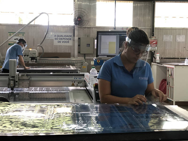 No momento, você está visualizando Empresa paranaense acelera produção de protetores faciais para doar a hospitais de Manaus