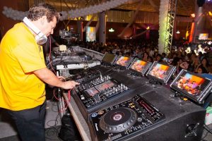 Leia mais sobre o artigo Live de Raidi Rebello arrecada alimentos para profissionais de eventos