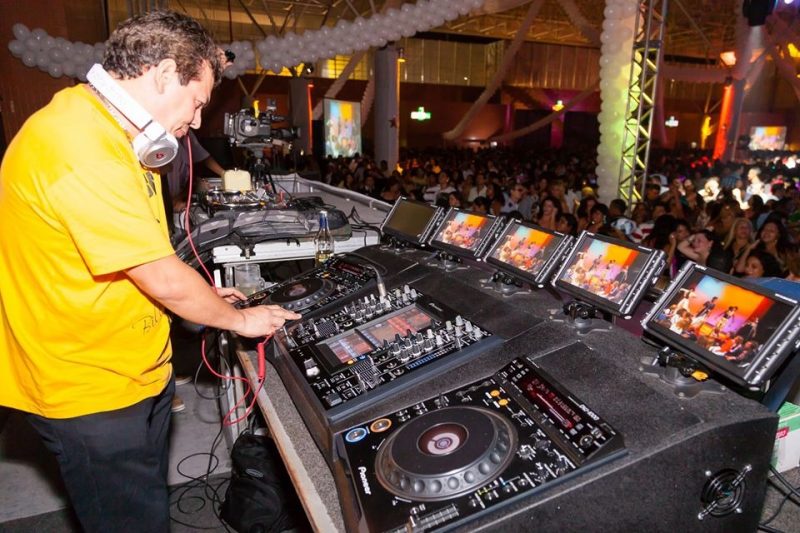 No momento, você está visualizando Live de Raidi Rebello arrecada alimentos para profissionais de eventos