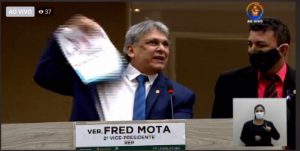 Leia mais sobre o artigo Vereador de Manaus rasga livro de Felipe Neto durante discurso na Câmara