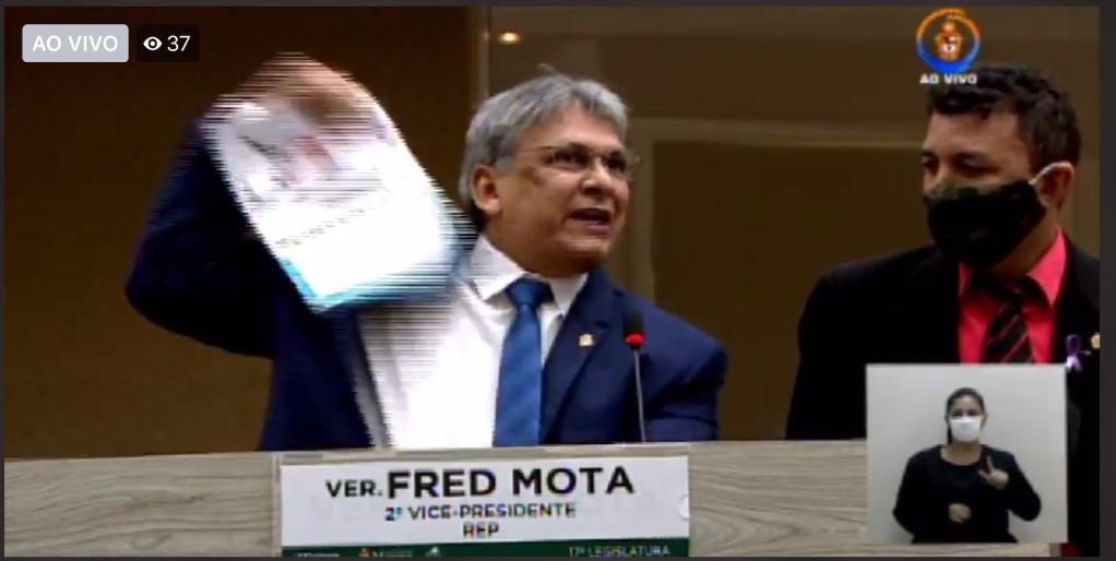 No momento, você está visualizando Vereador de Manaus rasga livro de Felipe Neto durante discurso na Câmara