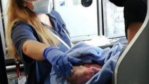 Leia mais sobre o artigo Bebê nasce durante voo e ganha viagens de graça pelo resto da vida