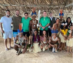Leia mais sobre o artigo Sem máscaras, irmãos Bolsonaro visitam aldeia indígena em Manaus