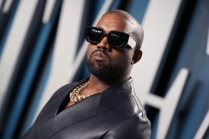 Leia mais sobre o artigo Kanye West posta vídeo urinando na estatueta do Grammy