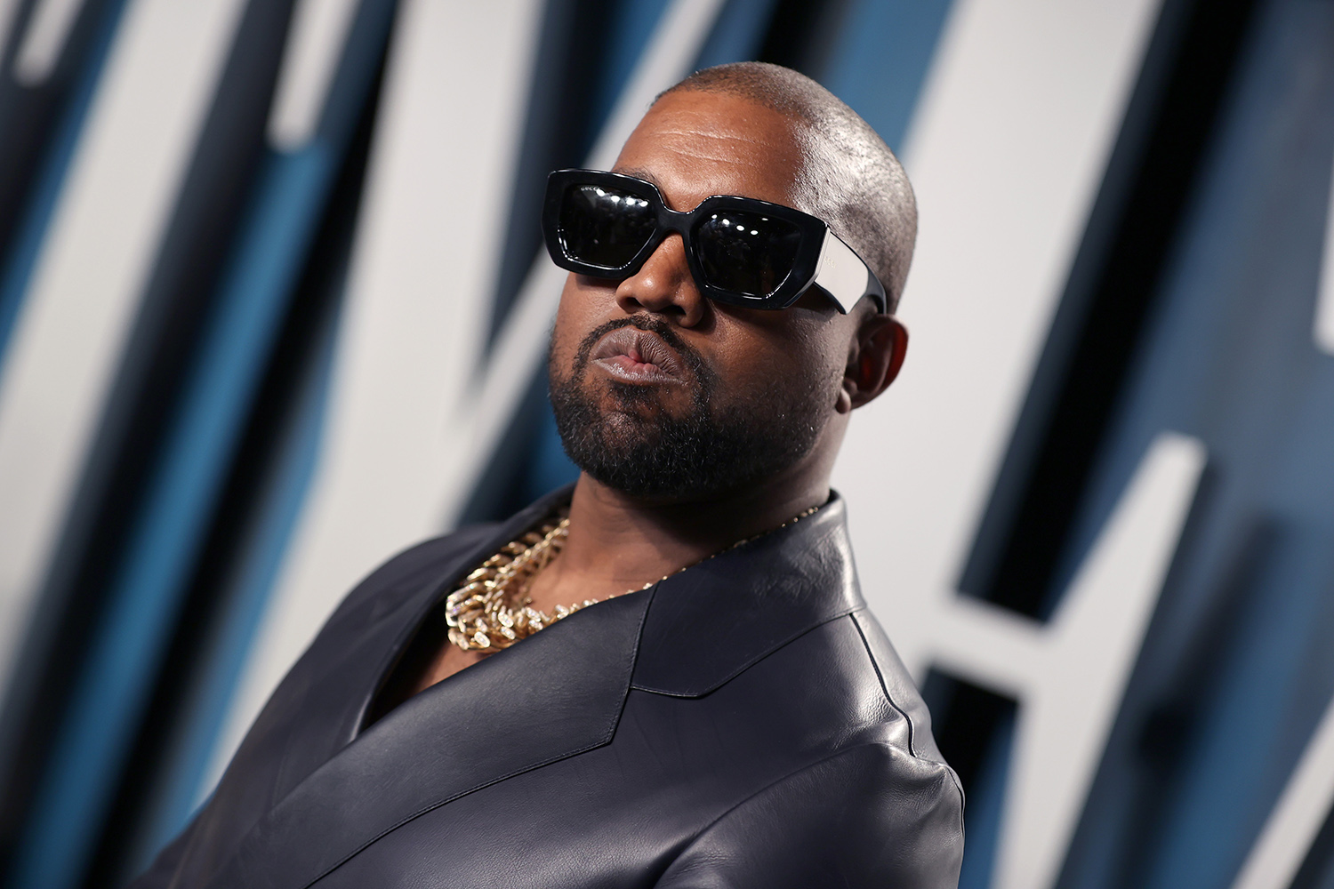 No momento, você está visualizando Kanye West posta vídeo urinando na estatueta do Grammy