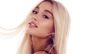 Leia mais sobre o artigo Ariana Grande é a presidente dos Estados Unidos no clipe de ‘Positions’