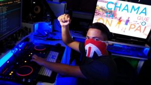 Leia mais sobre o artigo Em apoio a Amazonino, DJ cria remix de “Chama que o Pai tá On”