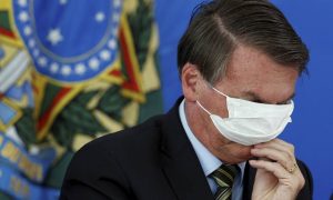 Leia mais sobre o artigo Bolsonaro xinga Doria após tucano anunciar que adotará passaporte da vacina em SP