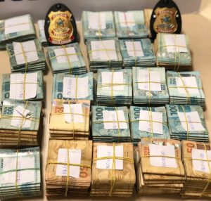 Leia mais sobre o artigo Polícia Federal apreende R$ 244 mil no Aeroporto Eduardo Gomes