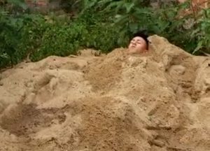 Leia mais sobre o artigo Vídeo mostra homem enterrado na areia para se esconder de policiais