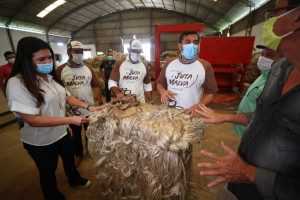 Leia mais sobre o artigo Em Manacapuru, Wilson Lima visita fábrica de juta e malva que terá produção valorizada com pagamento da subvenção