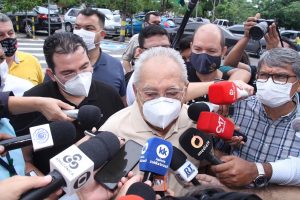 Leia mais sobre o artigo Ao votar, Amazonino Mendes diz que sua missão é servir a Manaus
