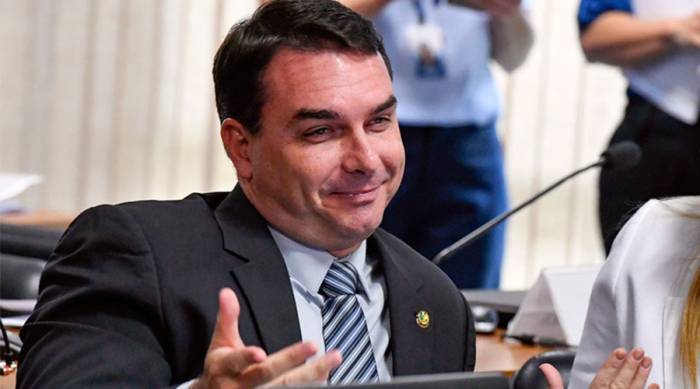 No momento, você está visualizando MP denuncia Flávio Bolsonaro por organização criminosa e lavagem de dinheiro