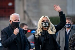 Leia mais sobre o artigo “Vote contra Trump, que acredita que sua fama lhe dá direito de agarrar mulheres”, diz Lady Gaga