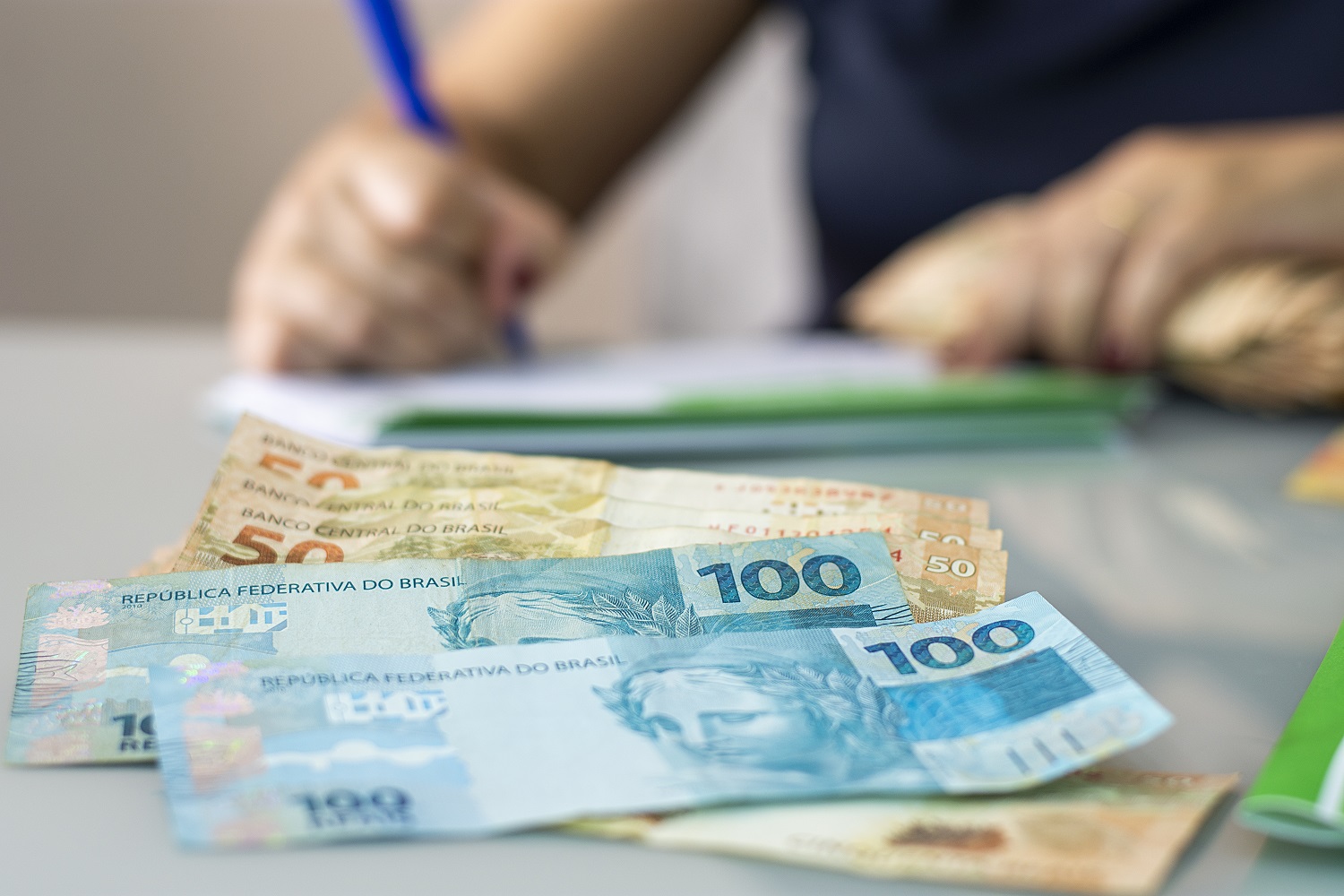 No momento, você está visualizando 13º salário: manauaras pretendem gastar mais com presentes do que com pagamentos de dívidas, segundo CDL Manaus