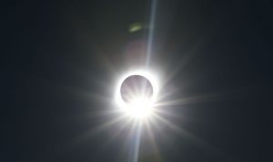 Leia mais sobre o artigo Brasil terá eclipse solar parcial hoje, entre meio-dia e 15h