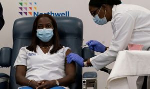 Leia mais sobre o artigo EUA: Enfermeira é primeira a ser vacinada contra covid-19