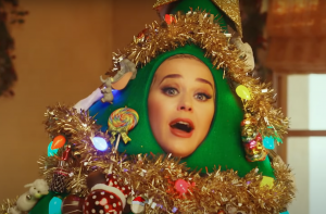 Leia mais sobre o artigo Katy Perry se transforma em árvore de Natal para performance da Disney