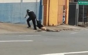 Leia mais sobre o artigo Homem é arrastado pela rua por segurança e gera revolta; Assista