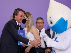 Leia mais sobre o artigo Zé Gotinha desvia de aperto de mão de Bolsonaro e viraliza nas redes