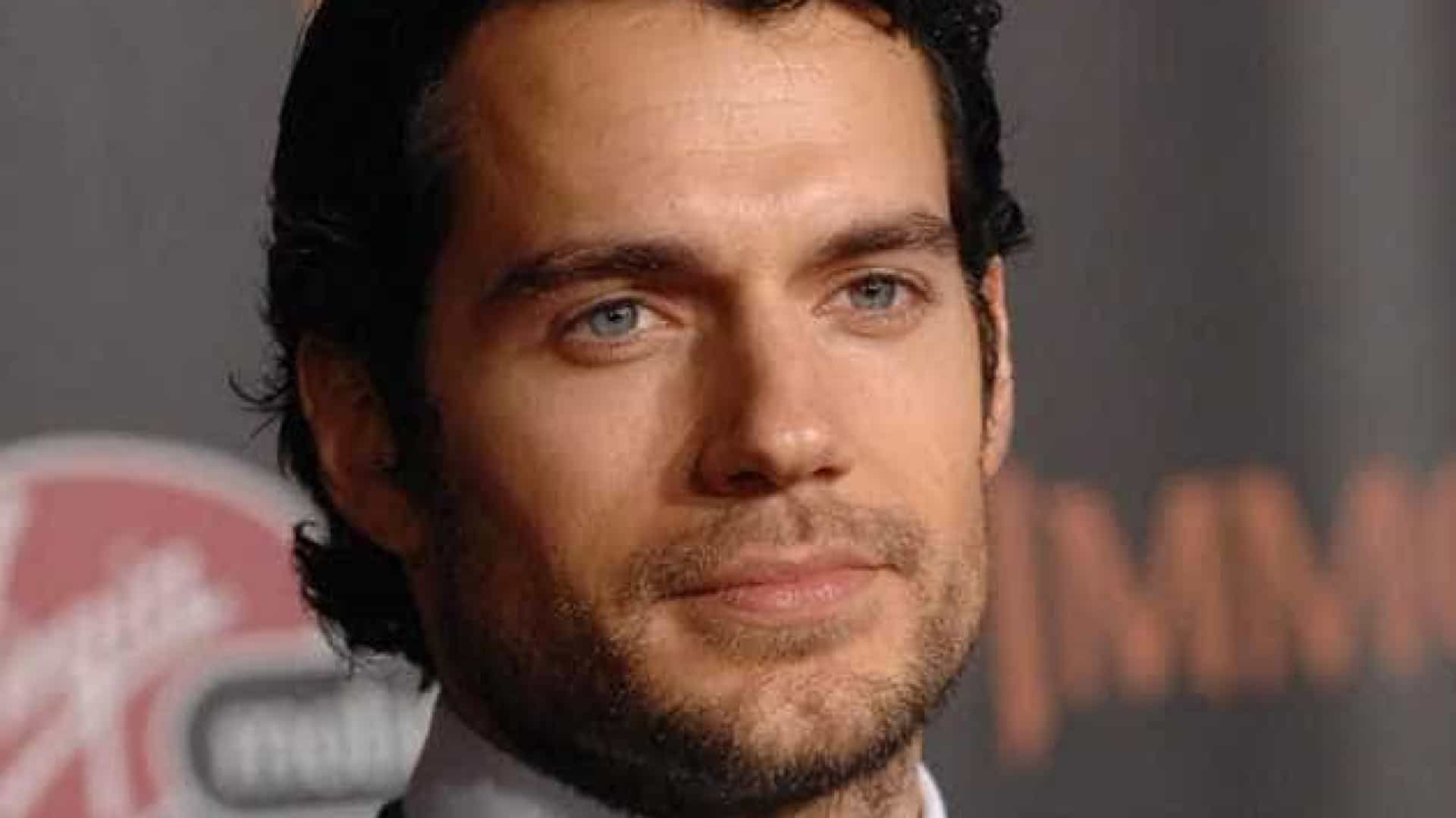 No momento, você está visualizando Henry Cavill machuca a perna em cena e faz pausa na gravação de ‘The Witcher’