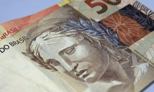 Leia mais sobre o artigo Estudo expõe diferença de salários entre negros e brancos