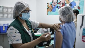 Leia mais sobre o artigo Profissionais de unidades de saúde da rede particular começaram a ser vacinados contra a Covid-19 nesta quinta-feira (28)