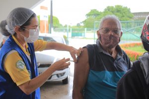 Leia mais sobre o artigo Idosos com mais de 75 anos começam a ser vacinados em Parintins