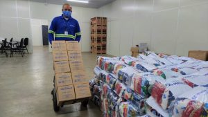 Leia mais sobre o artigo Águas de Manaus realiza a doação de 1000 cestas básicas e 12 mil copos de água tratada para a população vulnerável