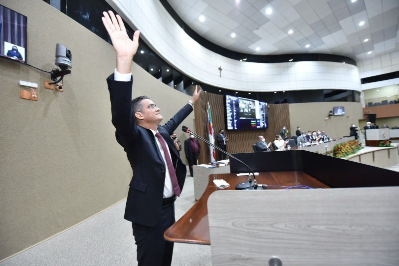 No momento, você está visualizando David Almeida toma posse como prefeito de Manaus