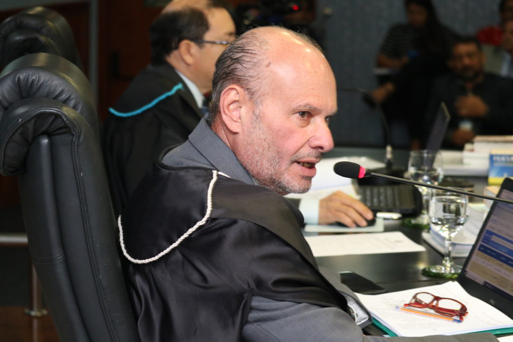 No momento, você está visualizando TCE-AM determina que David Almeida desista de ato que proíbe fotos em salas de vacinação