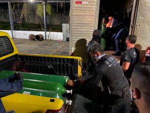 Leia mais sobre o artigo Forças de segurança apreendem caminhão transportando 33 cilindros de oxigênio, em Manaus