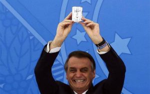Leia mais sobre o artigo Leite condensado? “É para enfiar no rabo de vocês”, diz Bolsonaro