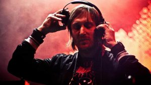 Leia mais sobre o artigo Após show no Louvre, David Guetta faz live beneficente em cartão-postal de Dubai