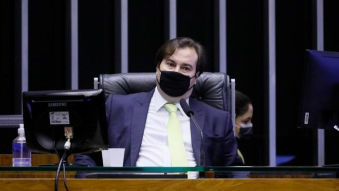 No momento, você está visualizando Rodrigo Maia sonda senadores por impeachment de Bolsonaro