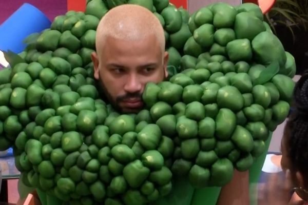 No momento, você está visualizando Projota reclama e chora por causa de fantasia do monstro: ‘Perdi a fome com isso aqui’