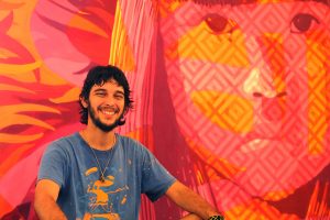 Leia mais sobre o artigo Obra de Raiz Campos inspira nova camiseta do Manart Galeria