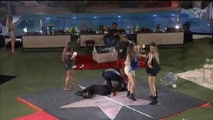 Leia mais sobre o artigo BBB21: Pocah desmaia durante festa do líder