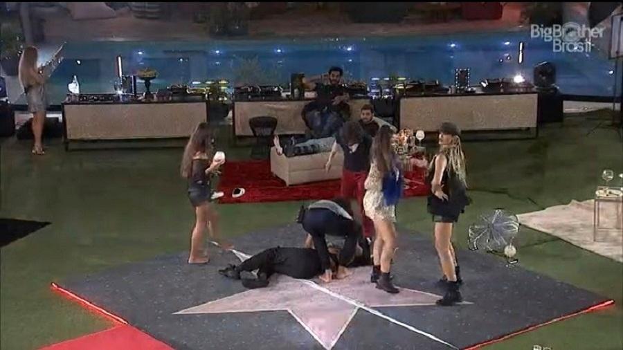 No momento, você está visualizando BBB21: Pocah desmaia durante festa do líder