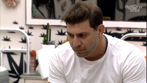 Leia mais sobre o artigo Caio fratura o pé, decide permanecer no BBB, mas ficará fora de provas