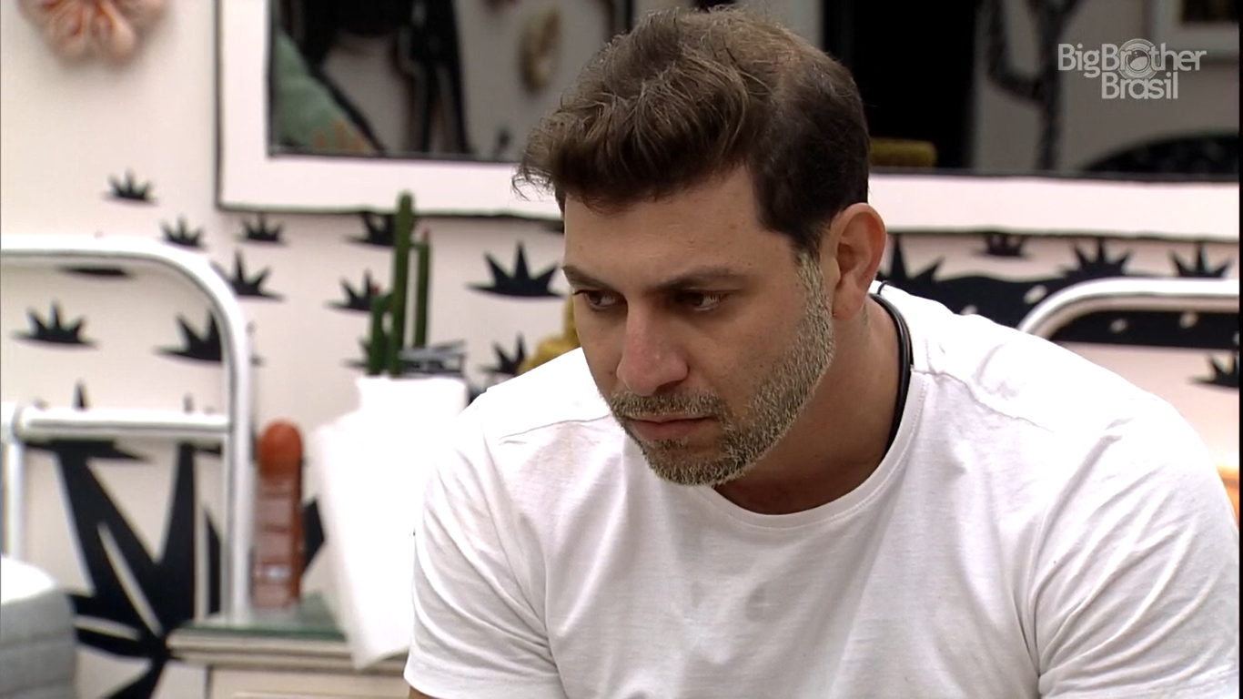 No momento, você está visualizando Caio fratura o pé, decide permanecer no BBB, mas ficará fora de provas
