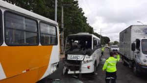 Leia mais sobre o artigo Micro-ônibus colide com ônibus e motorista fica preso nas ferragens em acidente em Manaus