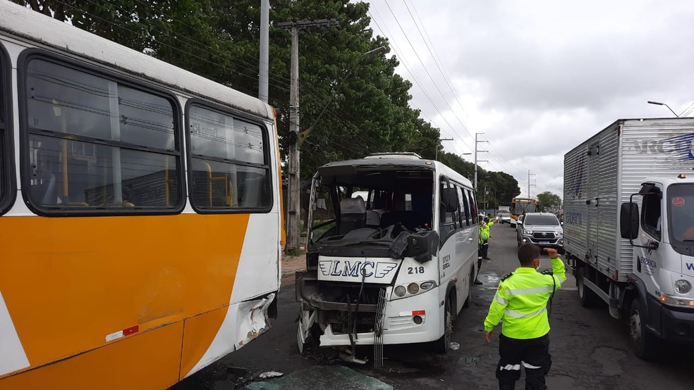 No momento, você está visualizando Micro-ônibus colide com ônibus e motorista fica preso nas ferragens em acidente em Manaus