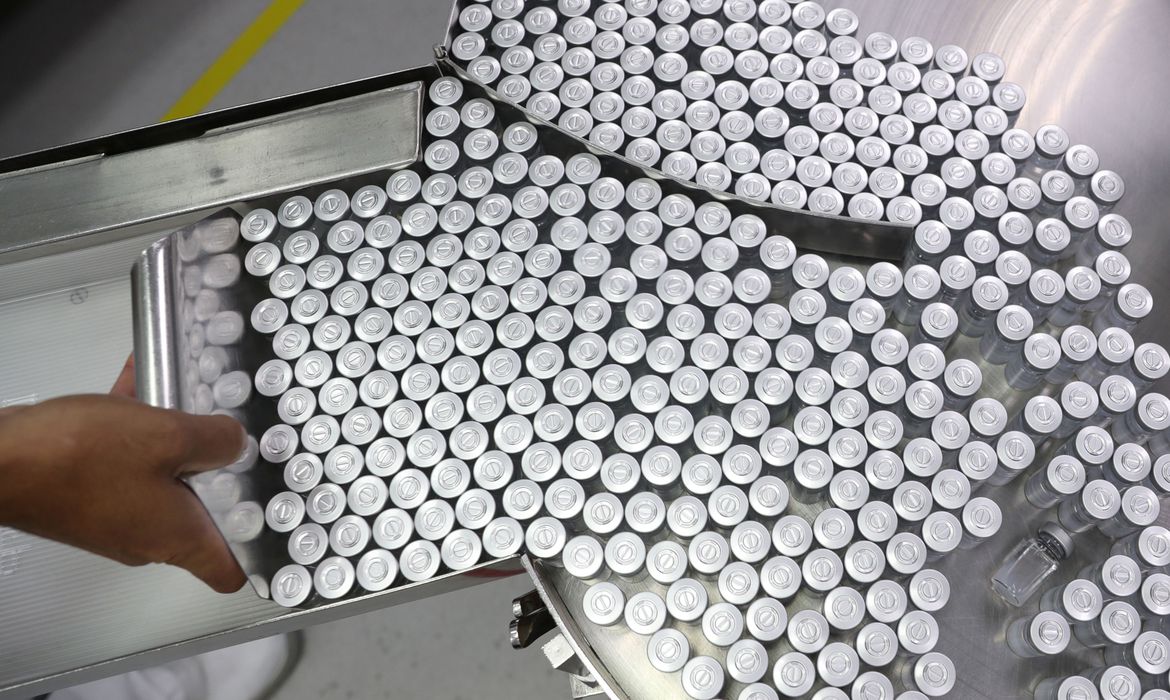 No momento, você está visualizando Fiocruz recebe hoje insumos para produzir mais 12 milhões de vacinas