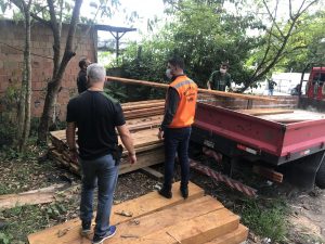 Leia mais sobre o artigo Defesa Civil recebe doações de madeiras para construção de pontes e barragens contra a cheia