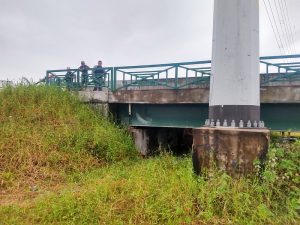 Leia mais sobre o artigo Prefeitura flagra trio furtando placas de metal de ponte no Novo Aleixo