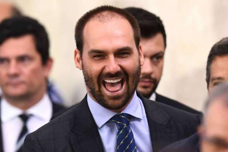 No momento, você está visualizando Durante live, Eduardo Bolsonaro manda as pessoas “enfiarem a máscara no rabo”
